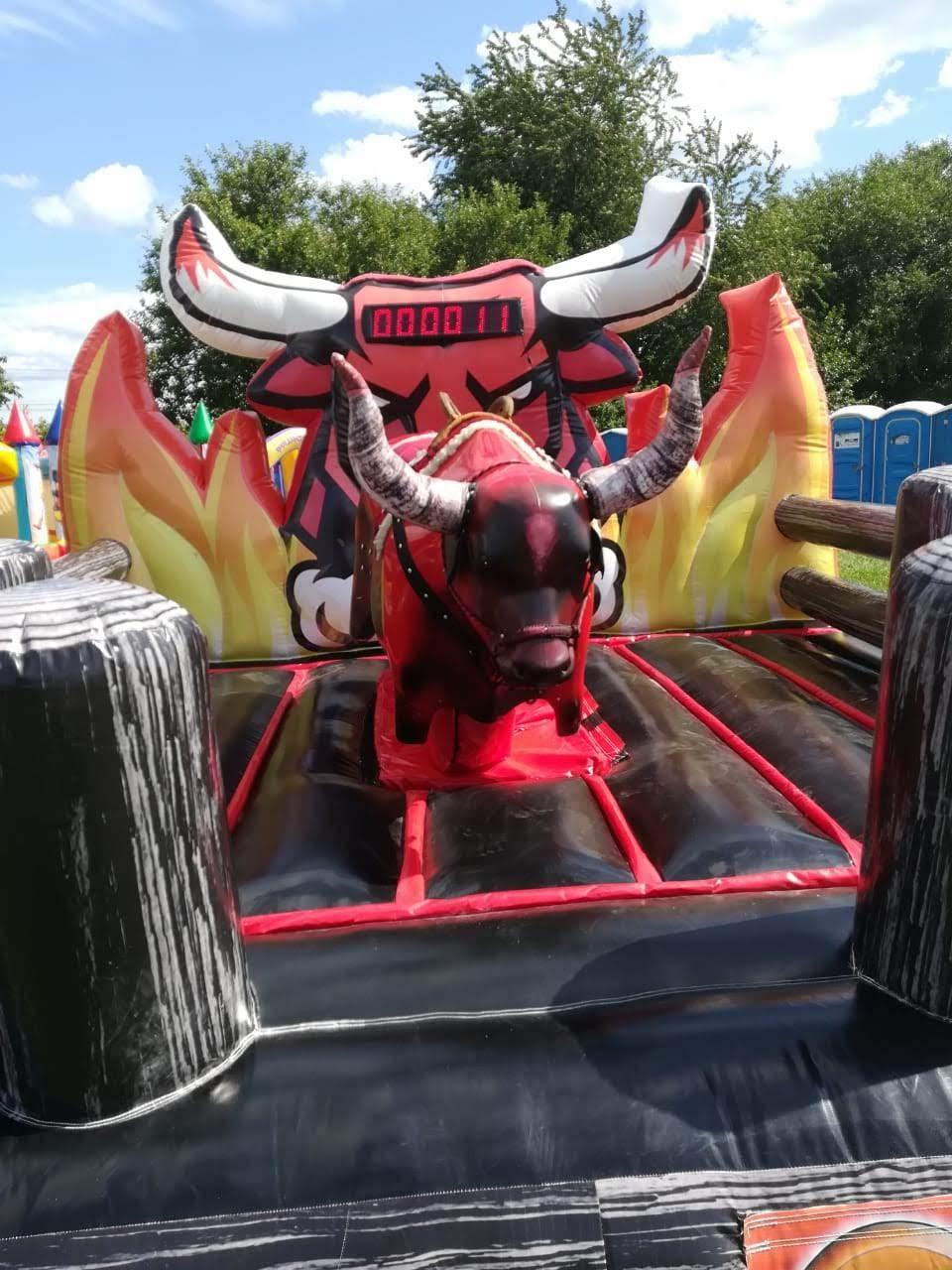 Toro mecánico rojo
