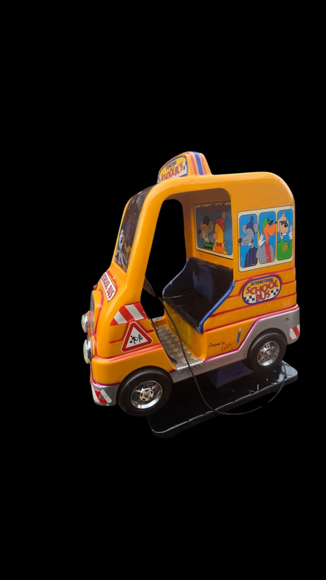 Paseo en autobús escolar para niños