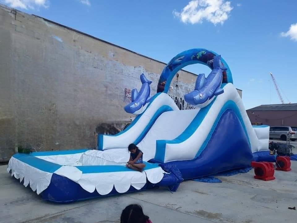Casa de rebote con piscina con tobogán